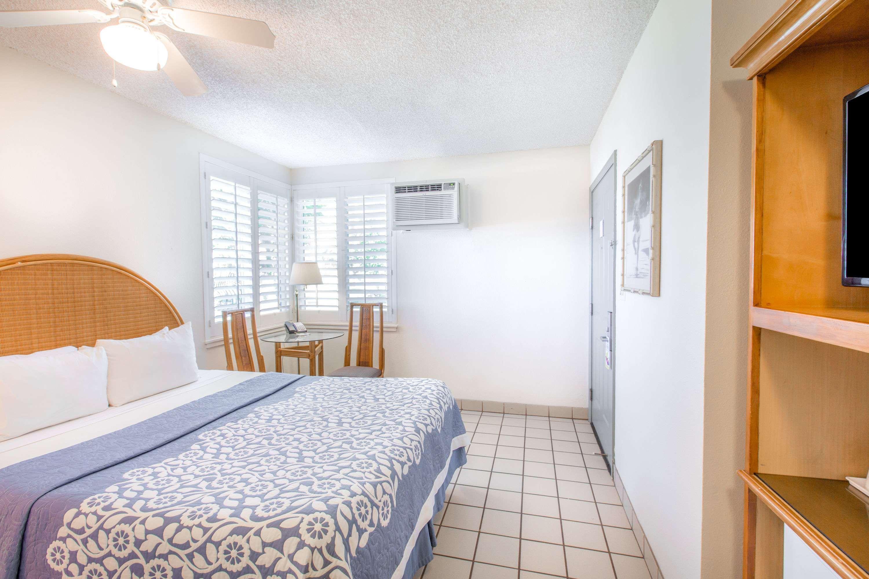 ויילי Days Inn By Wyndham Maui Oceanfront מראה חיצוני תמונה