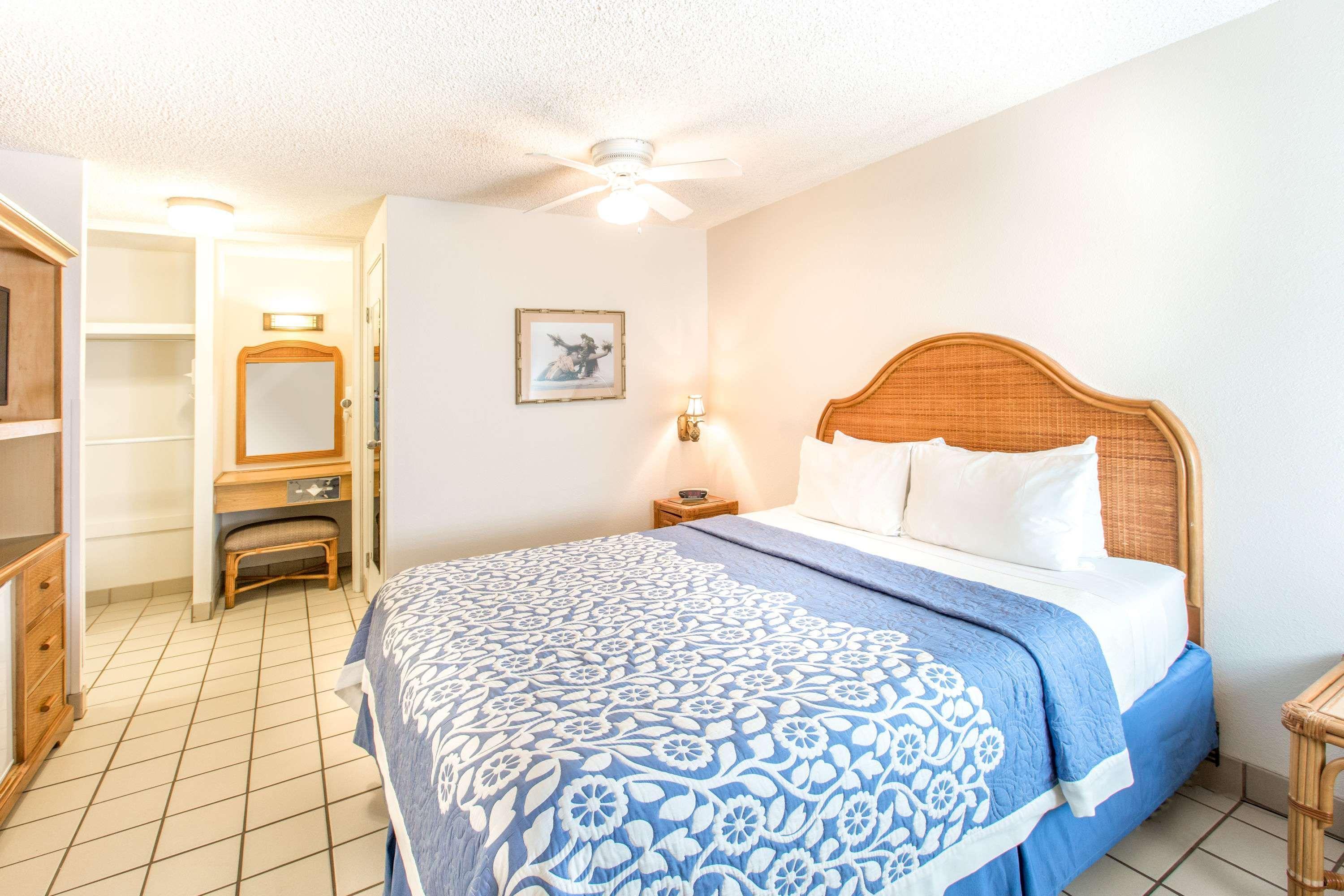ויילי Days Inn By Wyndham Maui Oceanfront מראה חיצוני תמונה