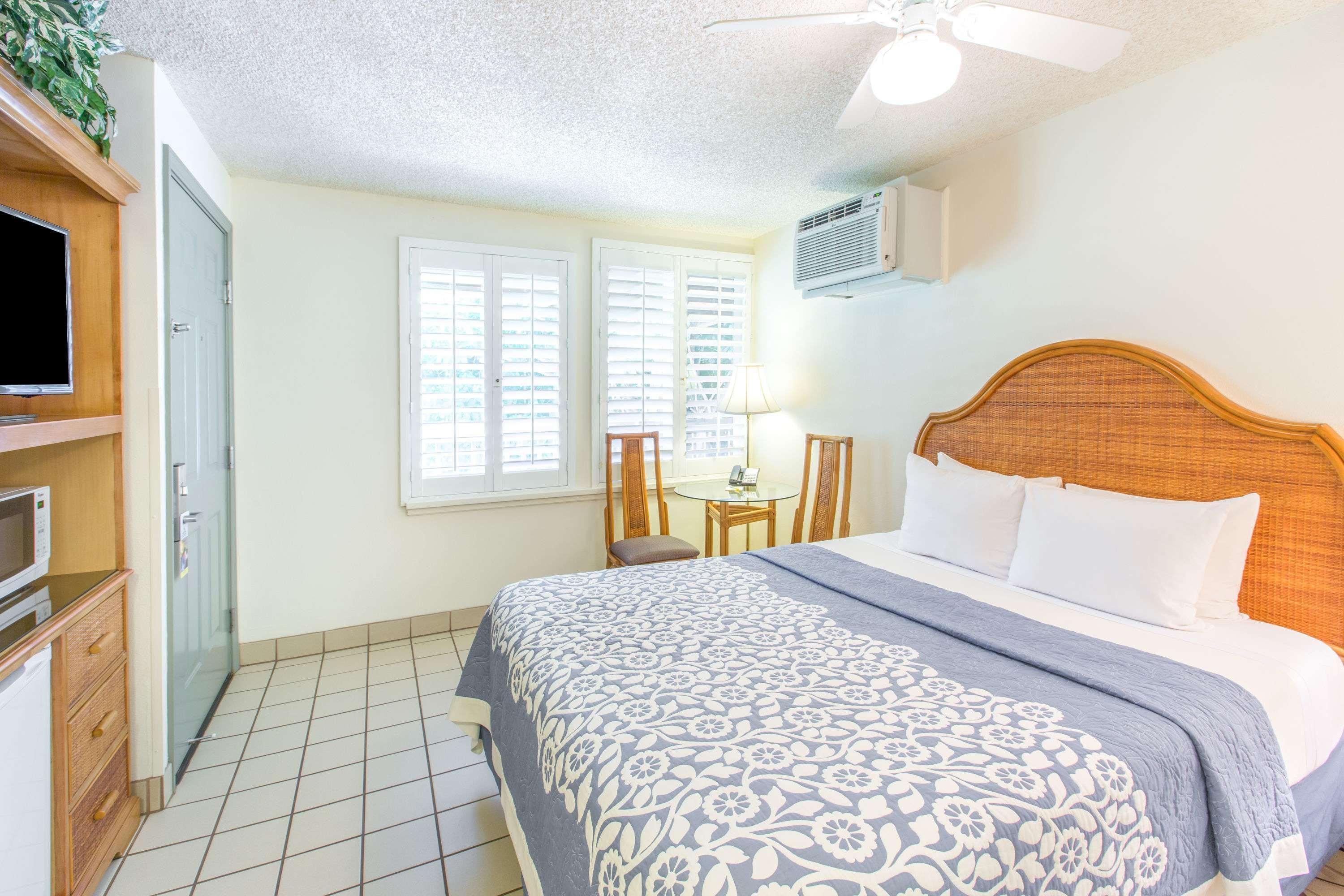 ויילי Days Inn By Wyndham Maui Oceanfront מראה חיצוני תמונה