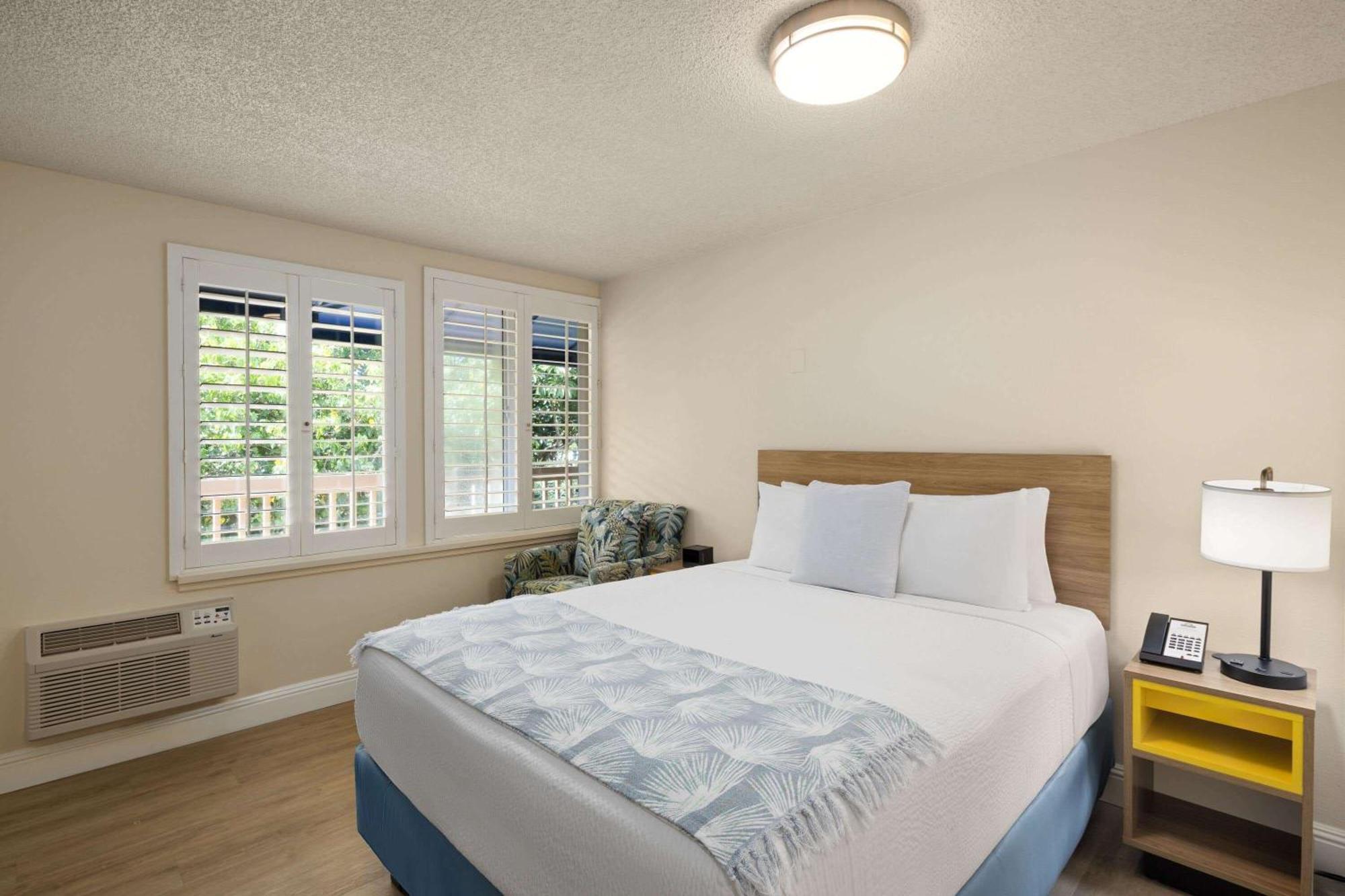 ויילי Days Inn By Wyndham Maui Oceanfront מראה חיצוני תמונה