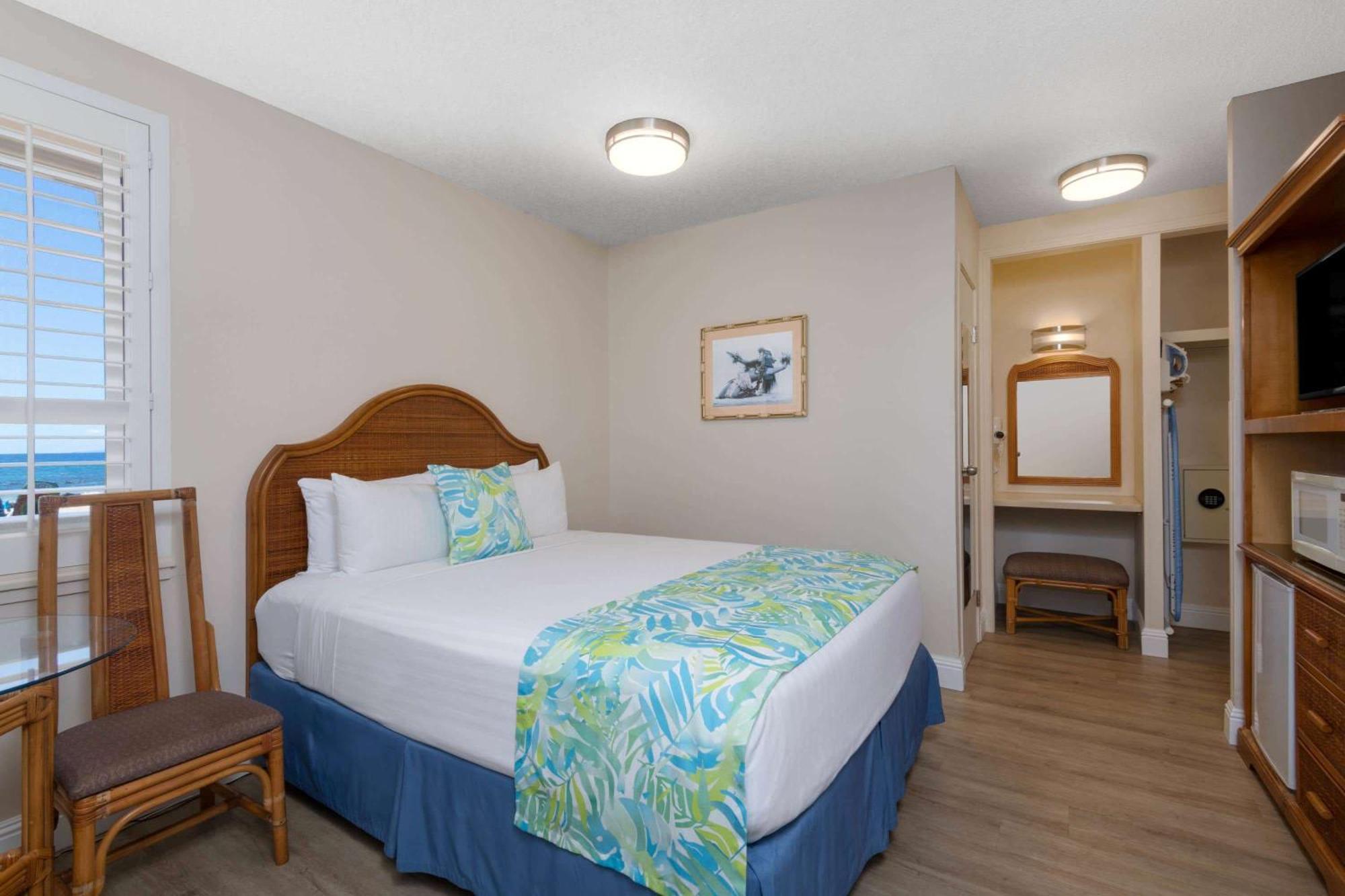 ויילי Days Inn By Wyndham Maui Oceanfront מראה חיצוני תמונה