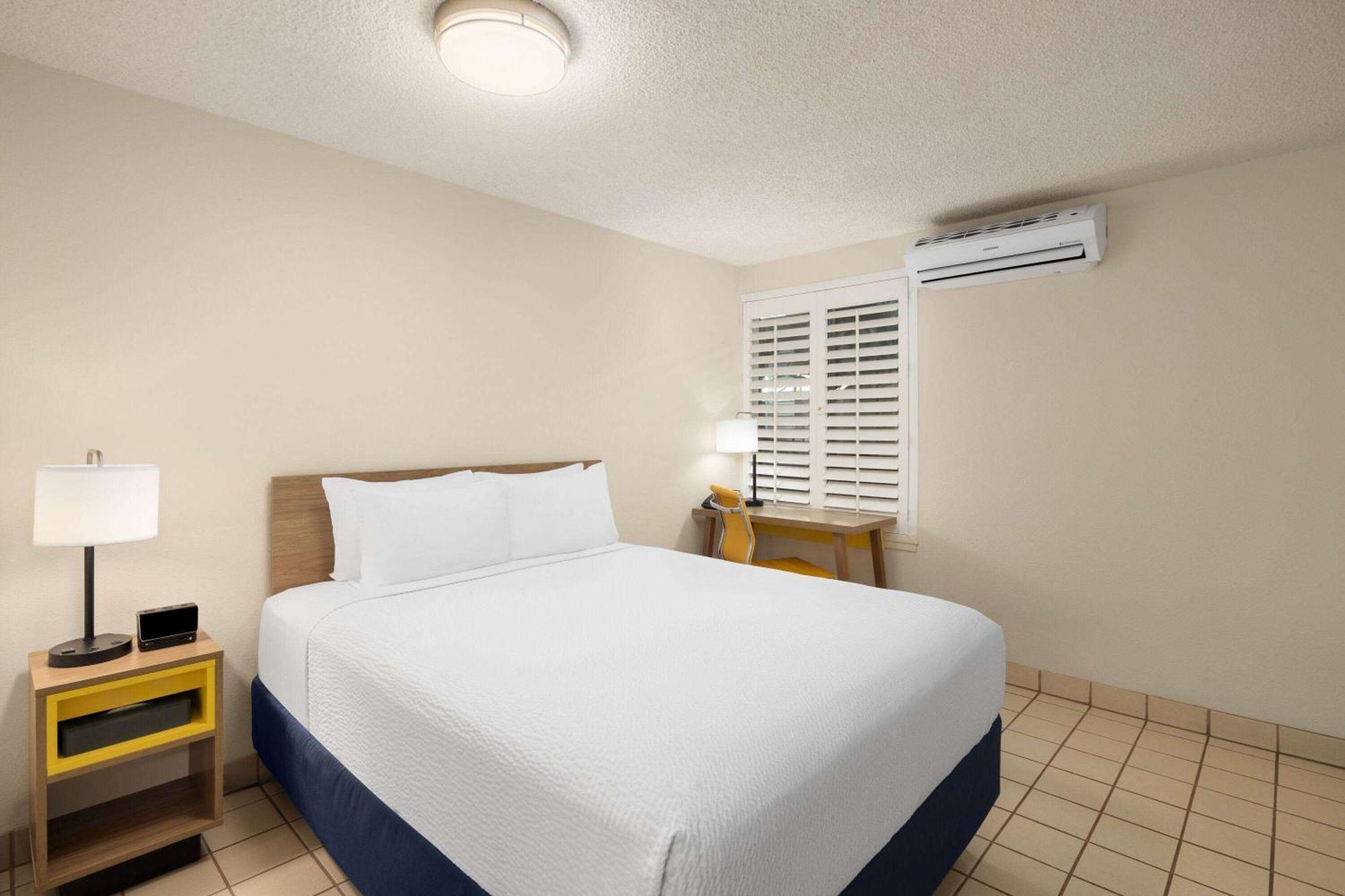 ויילי Days Inn By Wyndham Maui Oceanfront מראה חיצוני תמונה