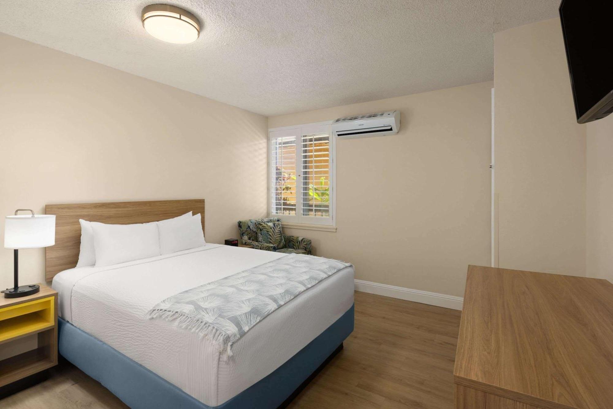 ויילי Days Inn By Wyndham Maui Oceanfront מראה חיצוני תמונה