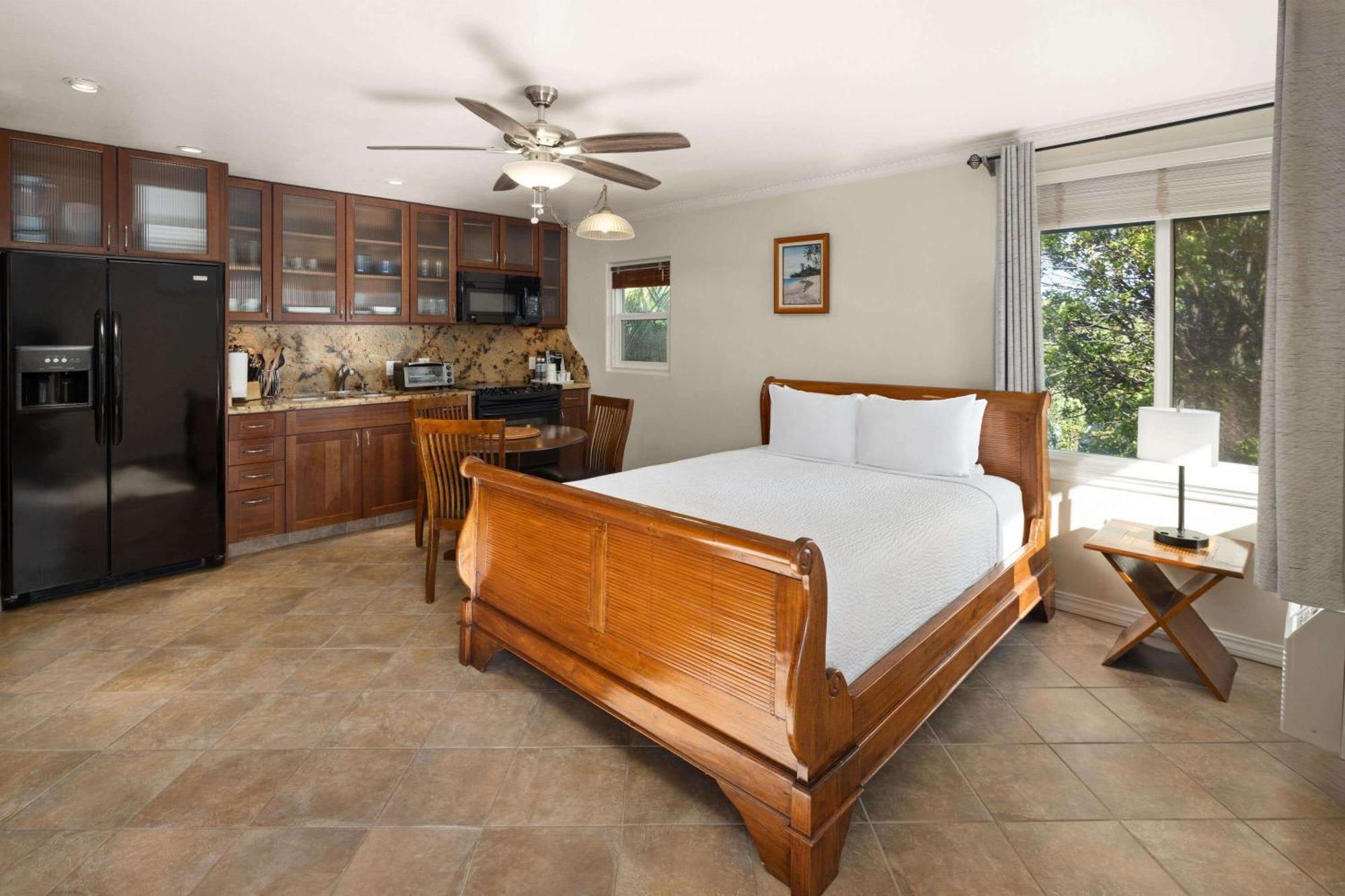 ויילי Days Inn By Wyndham Maui Oceanfront מראה חיצוני תמונה