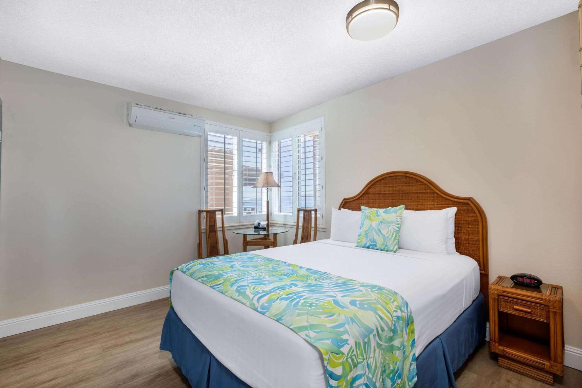 ויילי Days Inn By Wyndham Maui Oceanfront מראה חיצוני תמונה