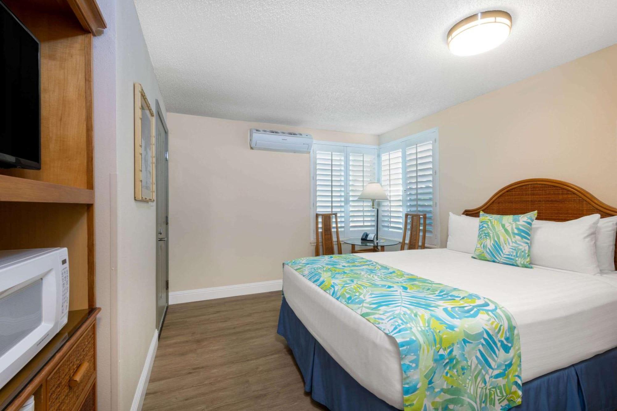 ויילי Days Inn By Wyndham Maui Oceanfront מראה חיצוני תמונה