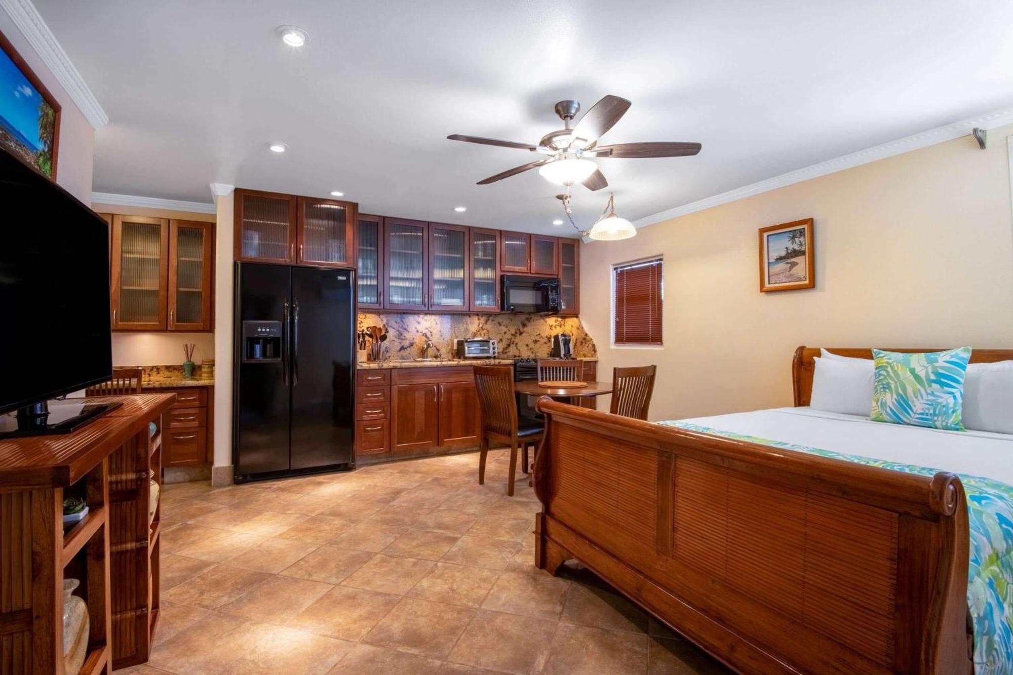 ויילי Days Inn By Wyndham Maui Oceanfront מראה חיצוני תמונה