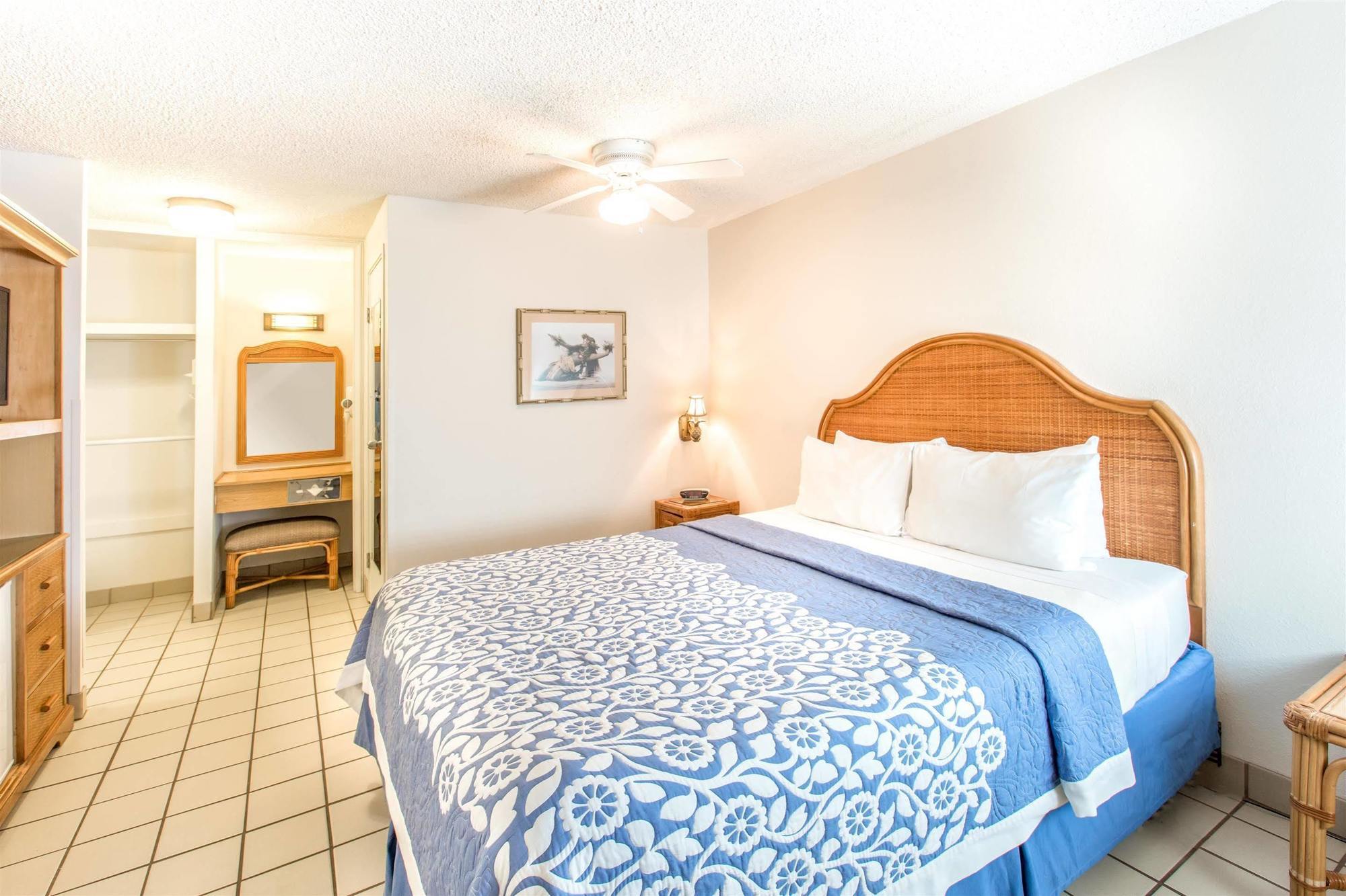 ויילי Days Inn By Wyndham Maui Oceanfront מראה חיצוני תמונה