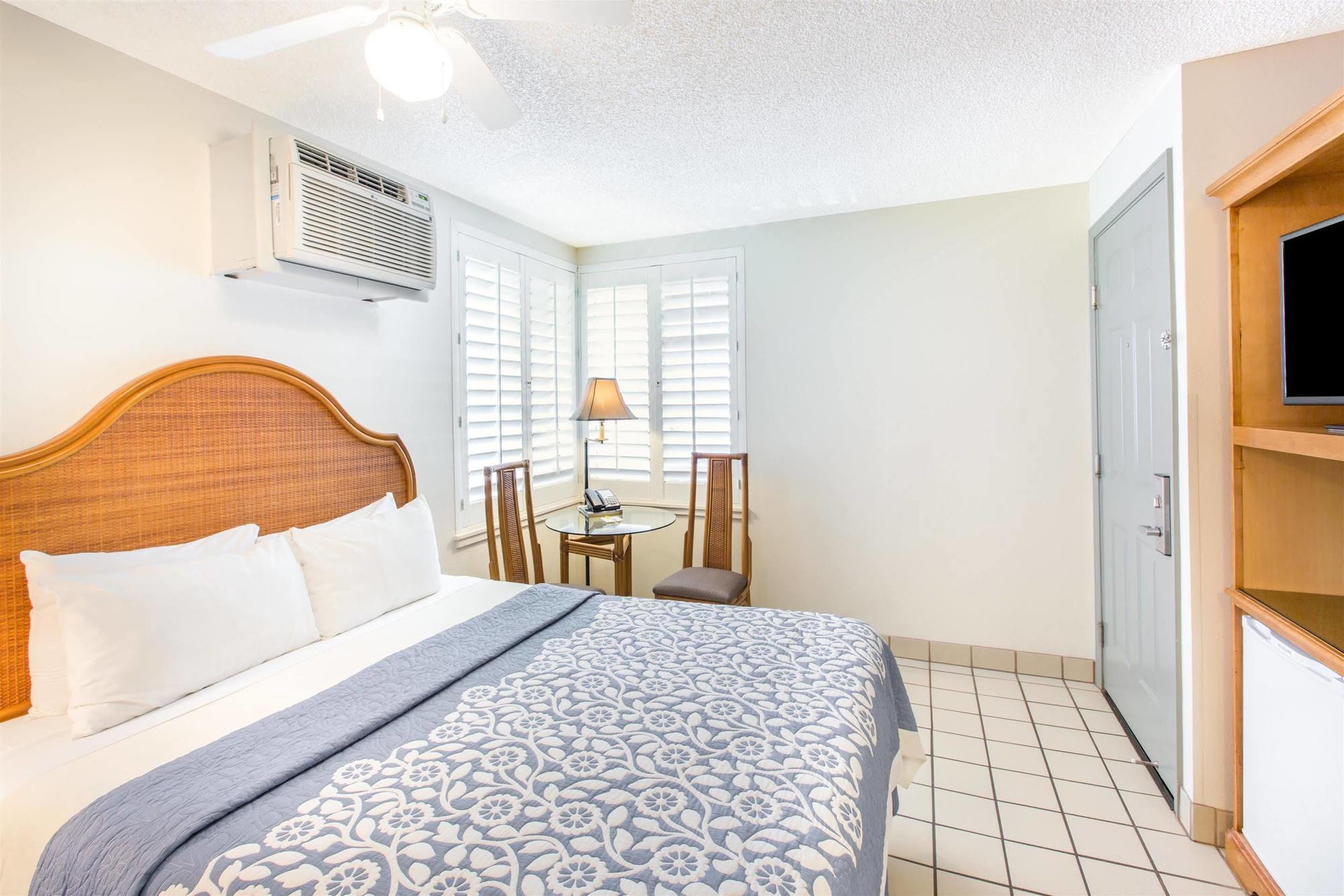ויילי Days Inn By Wyndham Maui Oceanfront מראה חיצוני תמונה