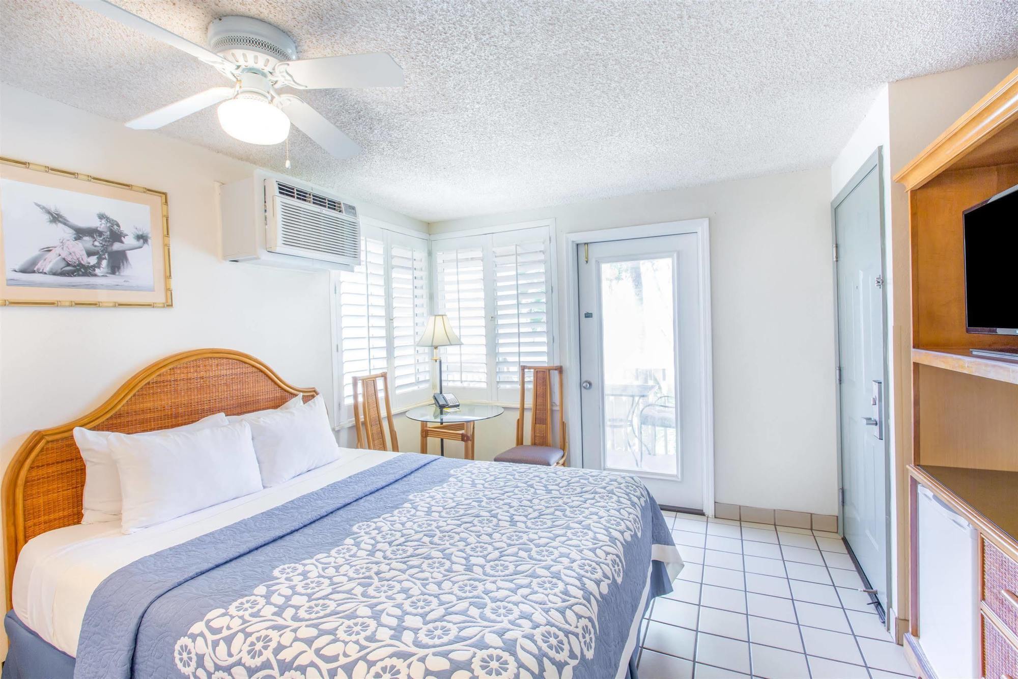ויילי Days Inn By Wyndham Maui Oceanfront מראה חיצוני תמונה